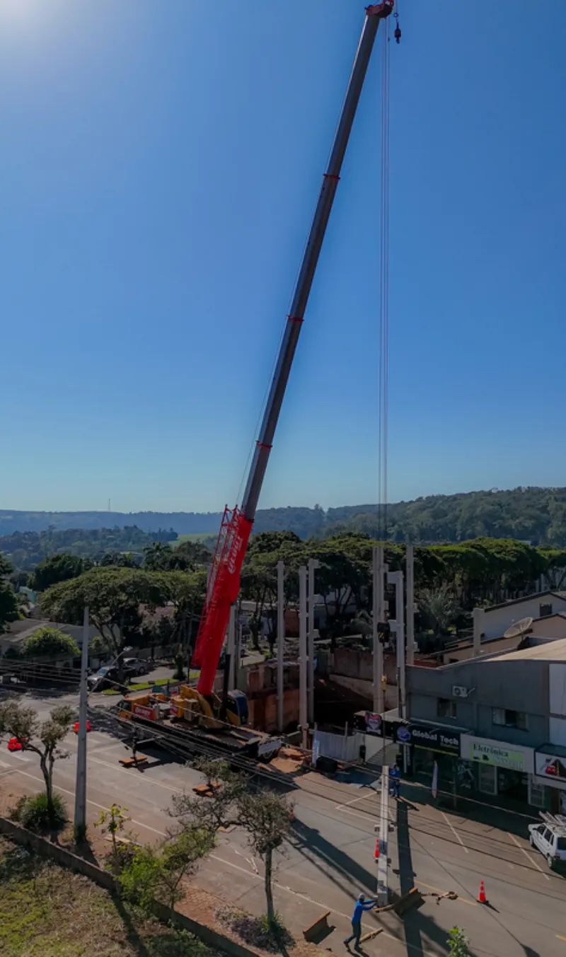 Caminhão guindaste para construção civil