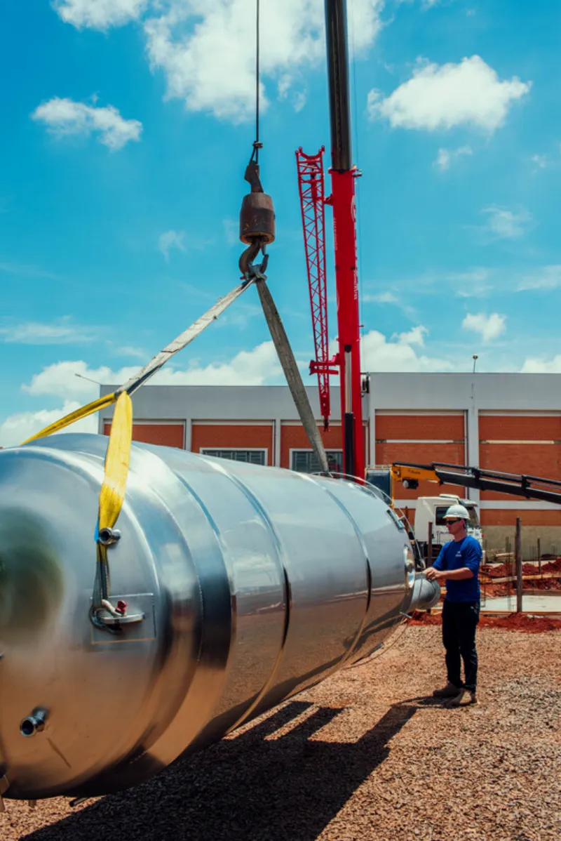 Caminhão guindaste para transporte de cargas