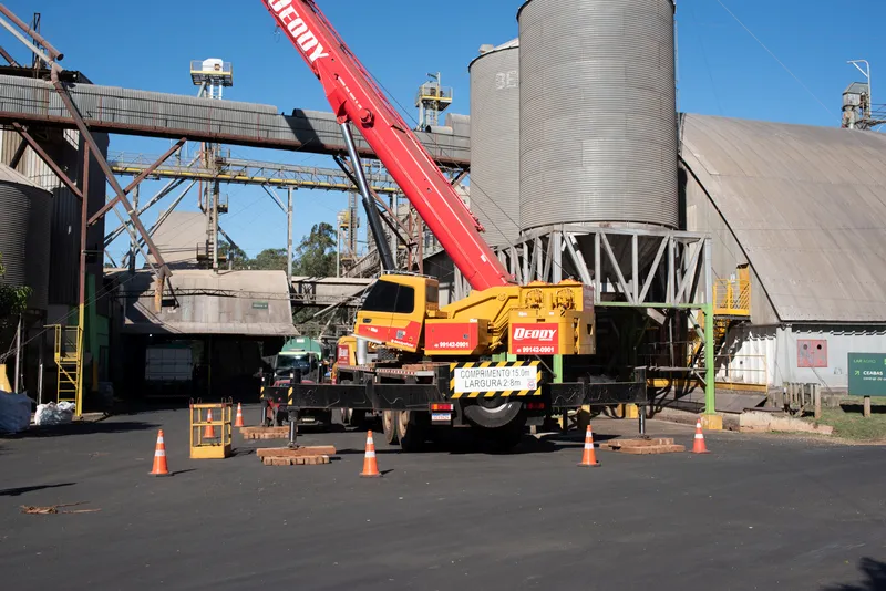 Caminhão munck guindaste