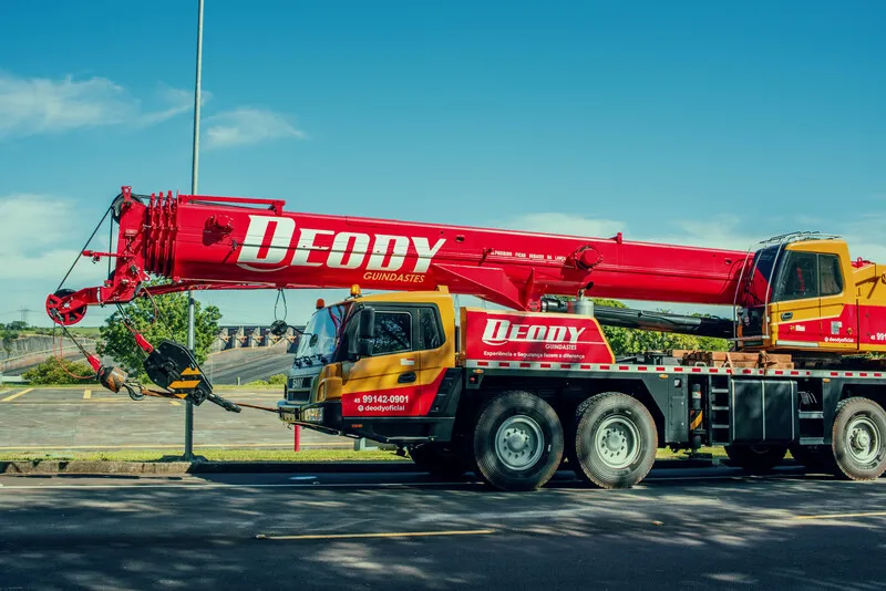 Caminhão munck para transporte