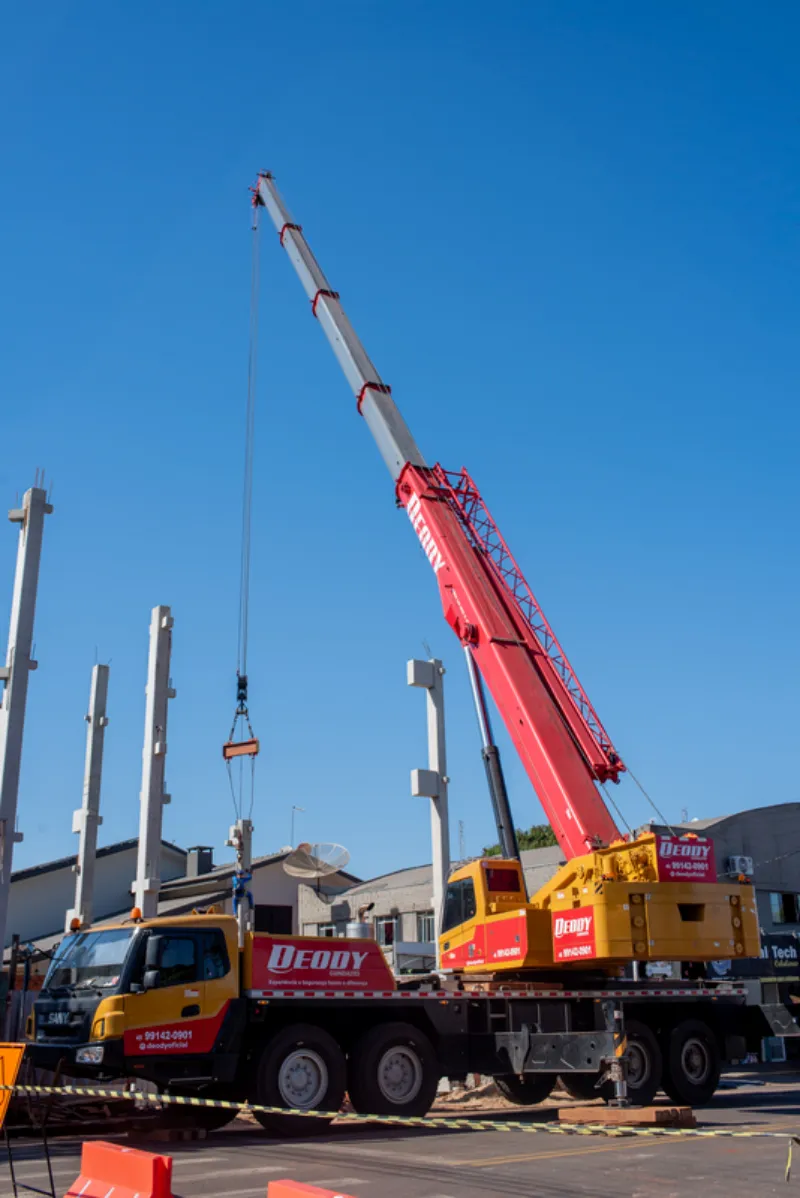 Guindaste articulado em Foz do Iguaçu