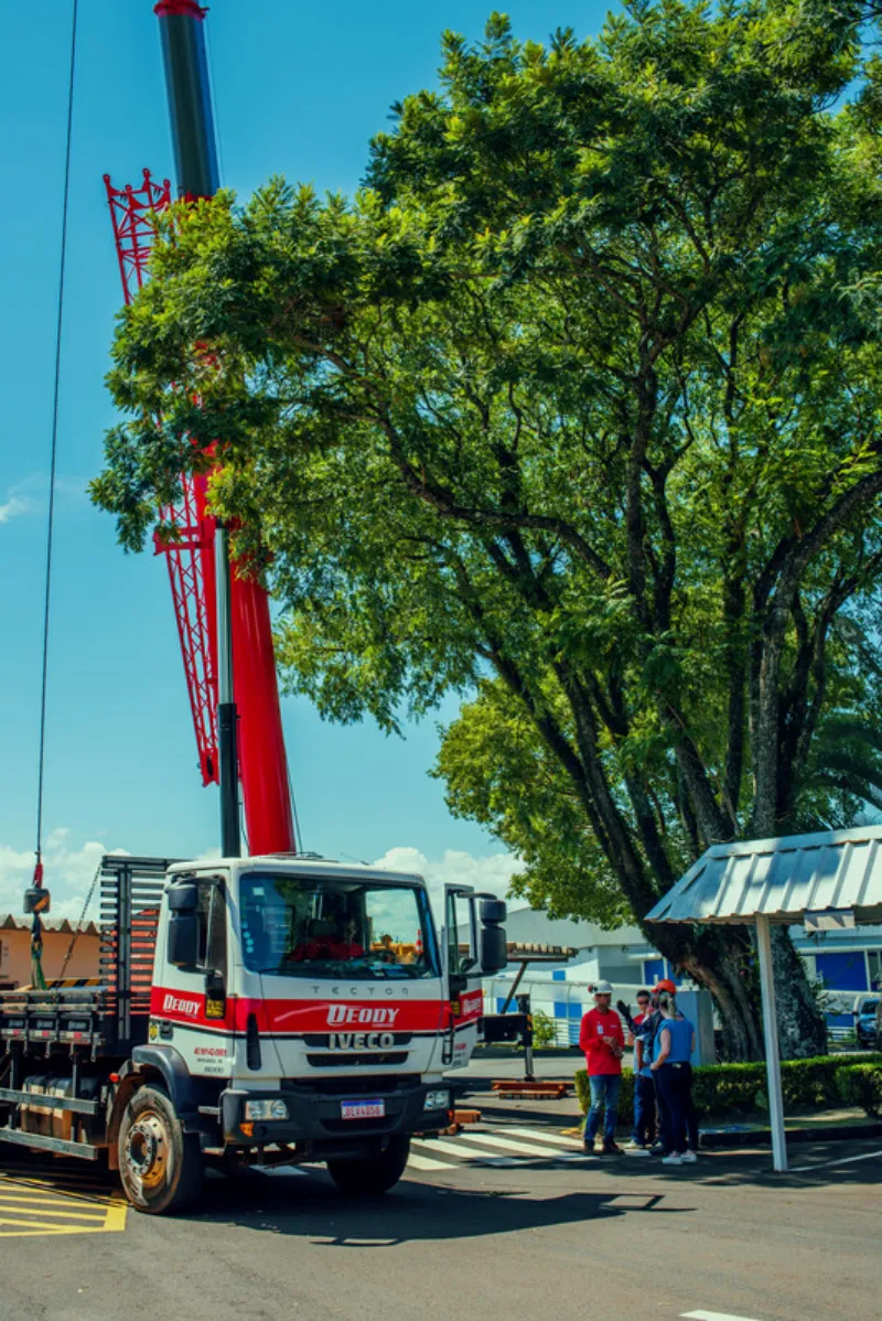 Guindaste munck em Medianeira