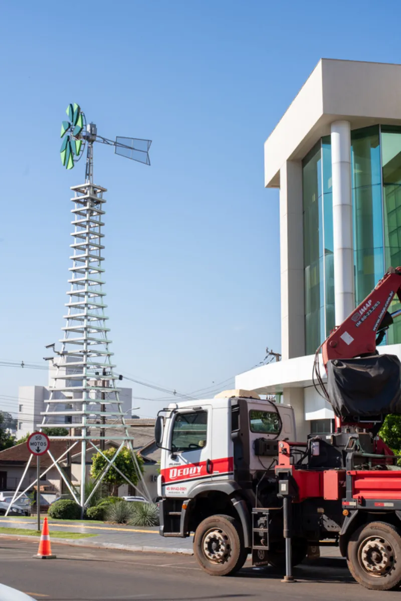 Içamento de carga com caminhão munck em Medianeira