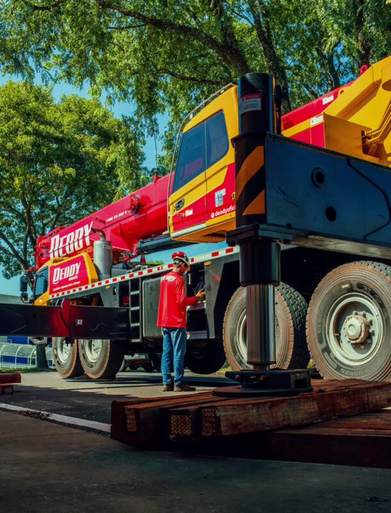Locação de munck e guindastes