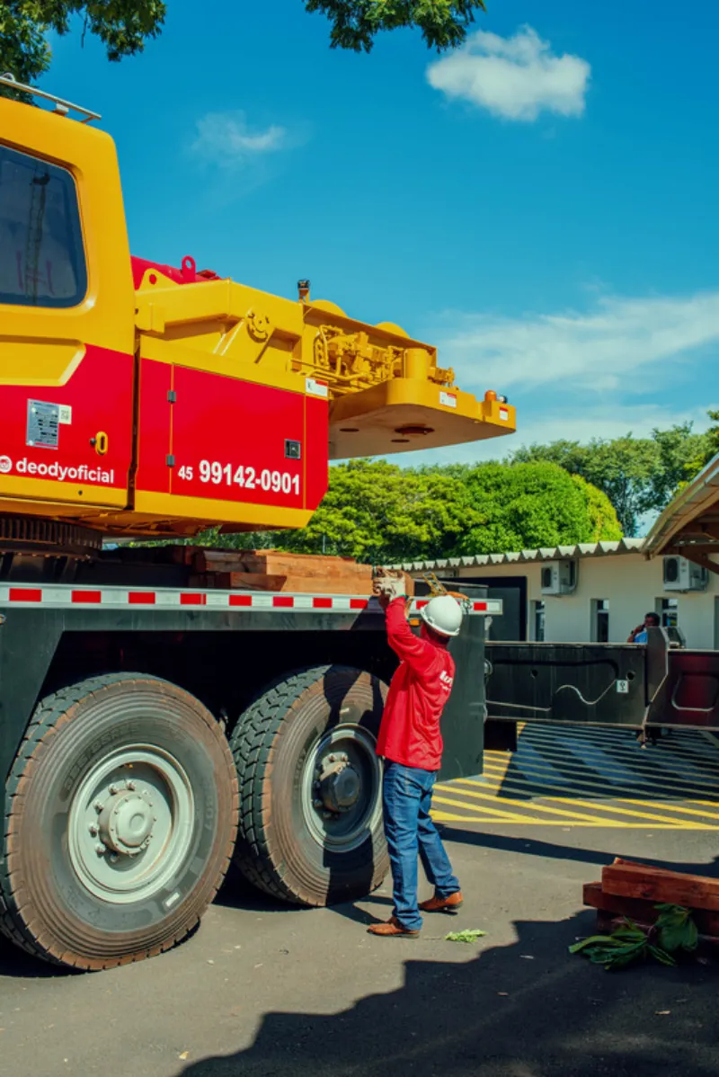 Serviço de guindaste com operador